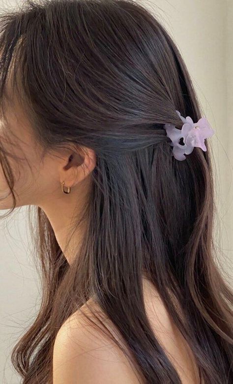 hair strand thinning How To Style Hair With Small Claw Clip, Small Hair Claw Hairstyles, Small Hair Claw Clip Hairstyles, Matt Brown Hair, Hairstyles With Small Clips, Small Clip Hairstyles, Small Hair Clips Hairstyles, Small Claw Clip Hairstyles, Hair Stules