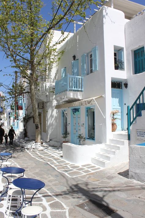 درابزين السلم, Greece House, Greek House, People Walking, Mykonos Greece, Santorini Greece, Beautiful Places To Travel, Walking By, Greece Travel