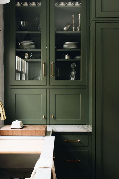 Kitchen Series: Answering all of your Q's about Kitchen cabinets, contractors, pricing, etc. - In Honor Of Design British Kitchen Design, Olive Green Kitchen, Dark Green Kitchen, Green Kitchen Cabinets, Green Paint Colors, Green Cabinets, Design Room, Design Hotel, Kitchen Cabinetry