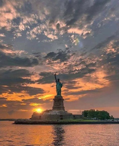 Statue Of Liberty Drawing, Patriotic Pictures, Liberty Island, New York Harbor, Best Sunset, Lady Liberty, Best Pics, City New York, Beautiful Places Nature