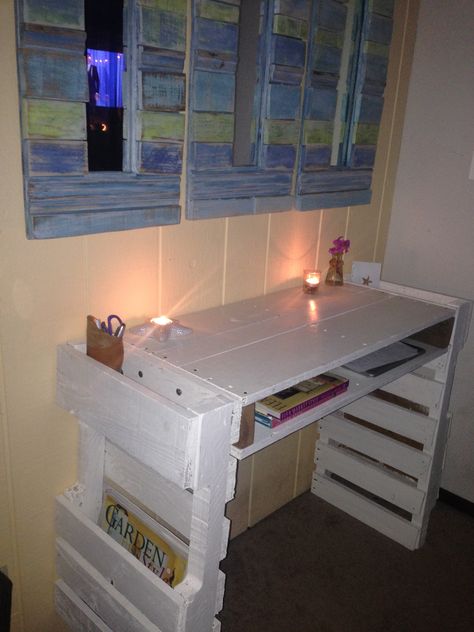 Pallet Desk!   white desk made from 2 pallets! Two shelves  on each side and large shelf under table top! Pallet Study Table Ideas, Pallet Craft Table Diy, Homeschooling Desk Ideas, Pallet Desk Ideas, Pallet Desk Diy Simple, Diy Pallet Desk, Diy Small Desk, Vanity Diy Bedroom, Pallet Desk