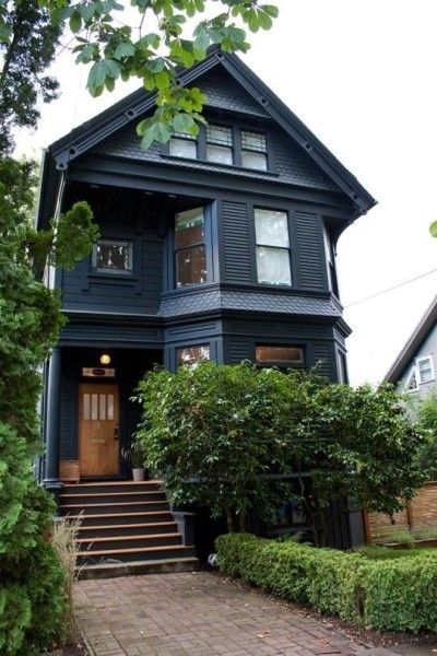 20 pictures of black and white houses that prove black can be beautiful Modern Black House Exterior, Modern Black House, Victorian House Colors, Modern Victorian Homes, Black Houses, Dark House, Modern Victorian, Diy Outdoor Decor, Modern Farmhouse Exterior