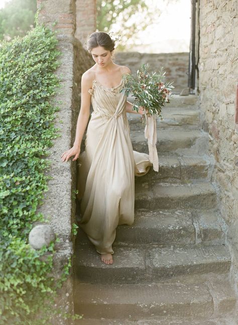 Wedding inspiration in earthy tones set amidst Tuscan olive groves | Tuscany Wedding Inspiration | Gallery | Item 51 Earthy Wedding Dresses, Rustic Chic Design, Renewing Vows, Backyard Summer, Earthy Wedding, Jewel Tone Wedding, Tuscan Wedding, Outfit Wedding, Tuscany Wedding