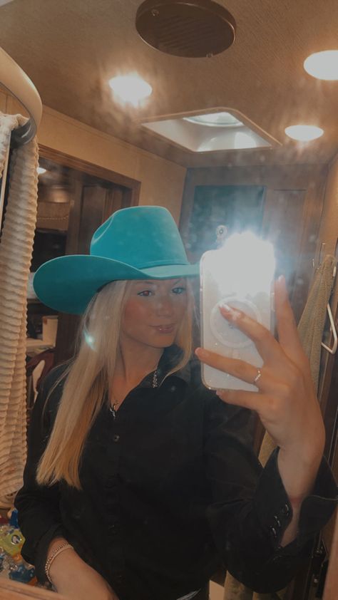 Teal Cowboy Hat, Blue Cowboy Hat Outfit, Turquoise Cowboy Hat, Cowboy Hat Outfit, Rodeo Clothes, Country Style Outfits, Hat Outfit, Rodeo Outfits, Cowgirl Hats