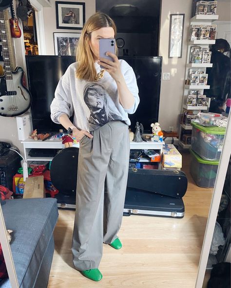 I am wearing an Anine Bing Sweatshirt, dad pants, and green flats. Green Flats Outfit, Anine Bing Sweatshirt, Concept Of Time, Fashion Blogger Outfit, Green Flats, Flats Outfit, Sweatshirt Outfit, Work Looks, New Wardrobe