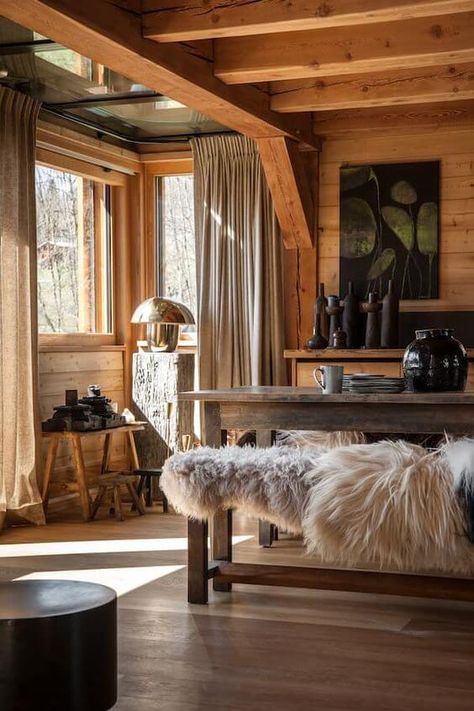 Ambiance chalet : quand la décoration devient source de réconfort Swiss Cabin Chalet Style, French Chalet Interiors, Chalet Sofa, Modern Chalet Design, Mountain Chalet Interior, Modern Mountain Interior, Ski Chalet Decor, Ski Chalet Interior, Small Chalet