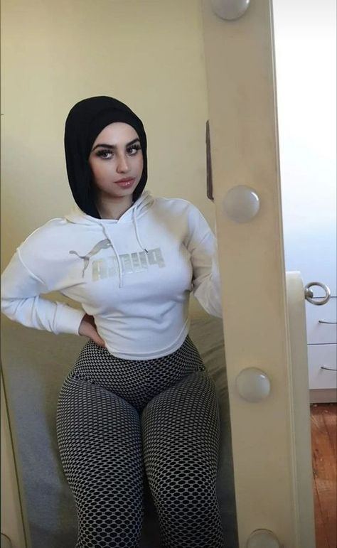 Curvy Pants Outfit, Arab Baddie, Arabic Women Hijab, Baddie Hijabi, Baddie Hijabi Outfits, Hijab Baddie, Hijabi Baddie, Hijab Jeans, Fesyen Islam