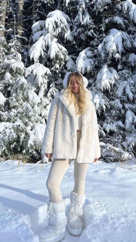 Lapland Outfit, White Snow Boots Outfit, Alaska Clothes, Snow Boots Outfit, Winter Wonderland Outfit, Snow Outfits For Women, Winter Vacation Outfits, Fashion Outfits Casual, Cold Weather Outfits Winter