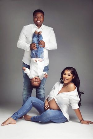 Family Pictures With Jeans Outfit Ideas, Denim Family Maternity Shoot, Jean Photoshoot Ideas Family, Sneaker Maternity Shoot, Maternity Shoot Poses Family, Family Photos Jeans And White, Classic Maternity Shoot, Maternity Photoshoot Jeans Outfit, Family Maternity Pictures Outfits