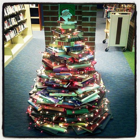 image of a library christmas tree Book Christmas Tree, Book Tree, Alternative Christmas, Alternative Christmas Tree, Unique Christmas Trees, Cool Christmas Trees, Twelve Days Of Christmas, Office Christmas, Book Nook