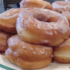 Raised Donuts, Doughnut Recipe Easy, Yeast Donuts, Homemade Donuts Recipe, Homemade Doughnuts, Baked Donut Recipes, Glazed Donuts, Glazed Doughnuts, Homemade Donuts