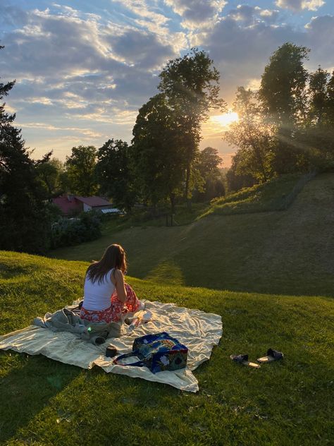 #sunset #hills #view #aesthetic #sun #friends #date #dinner #picnic #snacks Picnic On A Hill, Contax G2, Sunset Date, Dinner Picnic, Friends Date, July Wallpaper, Picnic Snacks, View Aesthetic, Aesthetic Sun