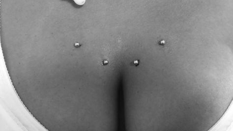 Some chest surface bars by Charlotte. Surface Piercing, Braces Colors, Lucky 13, By Charlotte, Body Mods, Tattoos And Piercings, Belly Button Rings, Body Art, Piercings