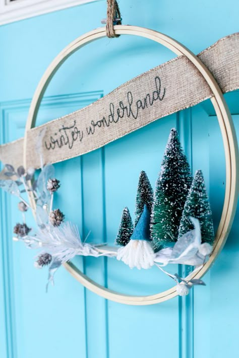 Xmas Ornaments Diy, Ideas Decoracion Navidad, Aesthetic Home Design, Hoop Crafts, Embroidery Hoop Crafts, Rustic Christmas Wreath, Crafty Christmas, Fun Christmas Decorations, Front Door Wreaths