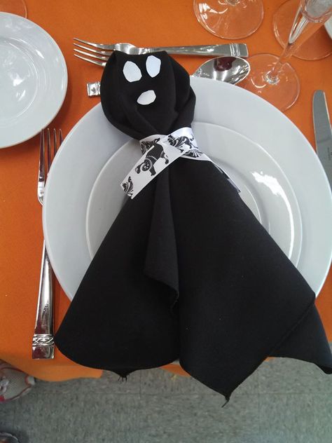 Ghost napkin fold....Boo! Ghost Napkins, Folding Napkins, Paper Napkin Folding, Halloween Napkins, Halloween Things, Halloween 4, Job Ideas, Napkin Folding, Spooky Scary