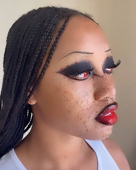 Goth Black Eye Makeup, Black Eye Contacts, Goth Glam Makeup Black Women, Goth Black Eyeshadow, Modern Goth Makeup Eye, Experimental Makeup, Trad Goth Makeup Poc, Goth Club, Eye Contacts