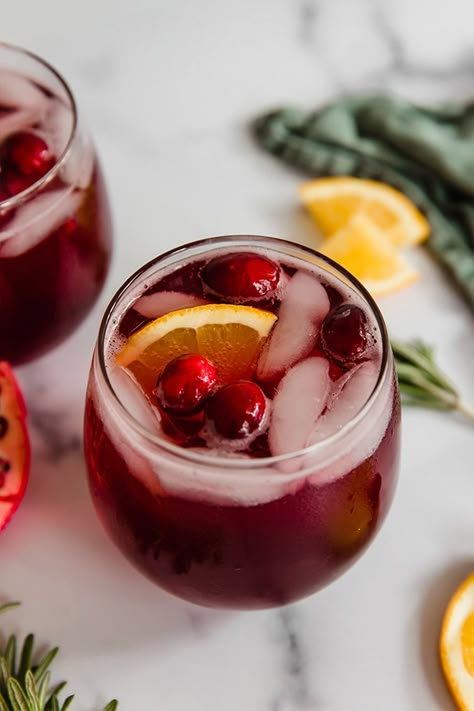 This cranberry pomegranate holiday mocktail is the perfect alcohol-free drink for the holidays! It's fizzy, sugar-free, and easy to make at home. Thanksgiving Mocktail Non Alcoholic, Cranberry Mocktail, Holiday Mocktail, Cranberry Pomegranate, Cranberry Drinks, Alcohol Free Drinks, Cranberry Cocktail, Drink Recipes Nonalcoholic, Fancy Drinks