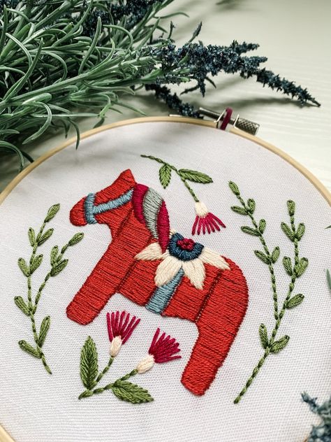 Scandinavian Embroidery, Swedish Dala Horse, Horse Embroidery, Swedish Embroidery, Horse Illustration, Embroidery Christmas, Dala Horse, Horse Pattern, Scandinavian Folk Art