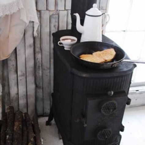 SIMPLE COUNTRY PLEASURES, THE VINTAGE ROUND TOP Breakfast For Family, Bedroom Interior Decor, Woodburning Stove, Making Breakfast, Old Stove, Interior Simple, Small Log Cabin, Bedroom Tv, Vintage Stoves