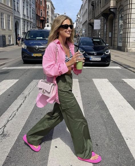 Green Pants Outfit, Casual Chic Outfits, Cargo Pants Outfit, Mode Boho, Italy Outfits, Inspo Looks, Looks Street Style, Casual Chic Outfit, Green Pants