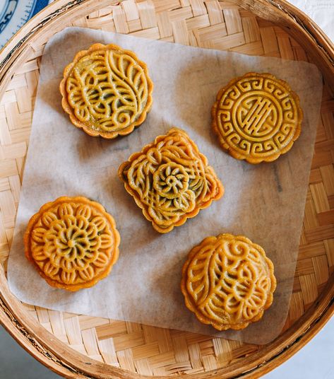 Red Bean Mooncake Recipe, Red Beans Recipe, Chinese Moon Cake, Mooncake Recipe, Cake Festival, Desserts Around The World, Asian Cake, Woks Of Life, The Woks Of Life