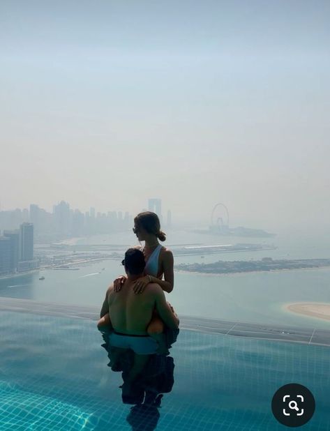 Couples In Dubai Aesthetic, Infinity Pool Couple Pictures, Couple Dubai Aesthetic, Dubai Pool Aesthetic, Dubai Couple Photography Photo Ideas, Dubai Photography Ideas For Couple, Dubai Couple Goals, Dubai Couple Pictures, Maldives Couple Photos