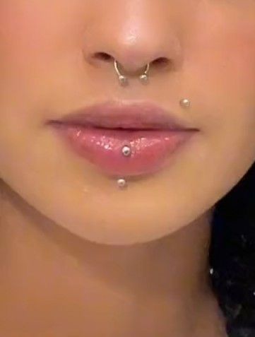 Pearcings Ideas Face, Nice Piercings, Piercing No Rosto, Face Dermal Piercing, Face Dermal, Lip Piercing Labret, Madonna Piercing, Body Modification Piercings, Monroe Piercing