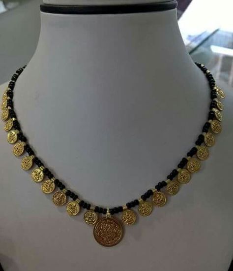 Gold Layered Necklace, Black Beads Mangalsutra Design, Gold Mangalsutra Designs, Pearl Necklace Designs, Beaded Necklace Designs, Jewerly Making, Black Beaded Jewelry, Wedding Jewellery Collection, Black Bead Necklace