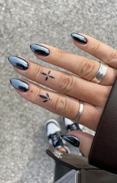 Black Chrome Nails, Nagellack Trends, Smink Inspiration, Makijaż Smokey Eye, Black Nail, Chrome Nails, Nail Trends, Black Nails, False Nails