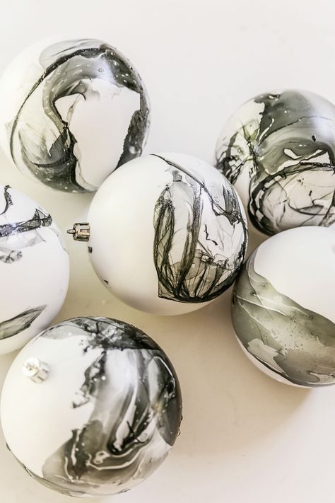 Cheap Holiday Crafts, Marbled Christmas Ornaments, Marbled Ornaments, Polish Ornaments, Marble Ornaments, Holiday Wreaths Christmas, Easy Holidays Crafts, Holiday Cookies Christmas, Holiday Hostess Gifts