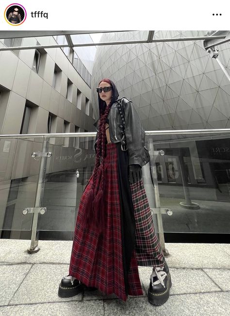 Punk Winter Outfits, Grunge Runway, Rock Aesthetic Outfits, Grunge Editorial, Grunge Winter Outfits, Techno Aesthetic, Whimsigoth Outfits, Grunge Outfits Winter, Punk Is Not Dead