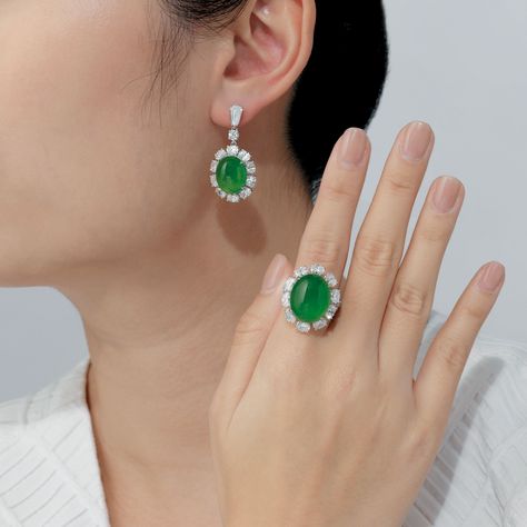 JADEITE AND DIAMOND JEWELLERY SET Diamond Jewellery Set, Jade Accessories, Areca Nut, New Gold Jewellery Designs, Diamond Jewelry Set, Exotic Jewelry, Emerald Green Earrings, Expensive Jewelry Luxury, Jewelry Set Design