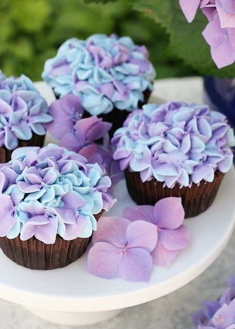 Gorgeous Purple Cupcakes - Simply Stacie Hydrangea Cupcakes, Hydrangea Cake, Cupcakes Wedding, Spring Cupcakes, Purple Cupcakes, Mini Wedding Cakes, Cupcake Cake Designs, Cupcake Bouquet, Flower Cupcakes