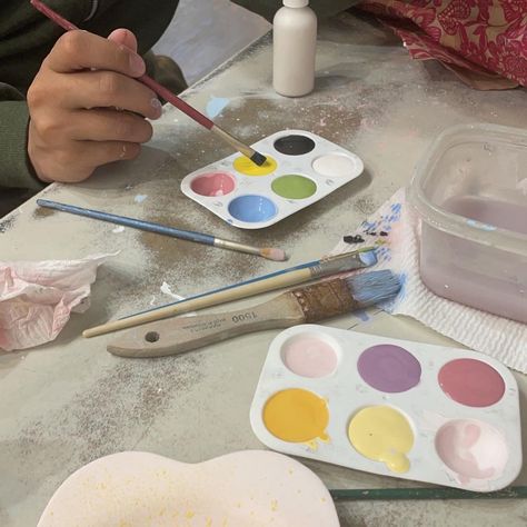 aesthetic painting date trays of pain and couple painting Coquette Date Ideas, Clay Date Aesthetic, Pottery Painting Date Aesthetic, Color Me Mine Aesthetic, Color Me Mine Date, Dating An Artist, Painting Date Aesthetic, Pottery Painting Date, Teen Vision Board