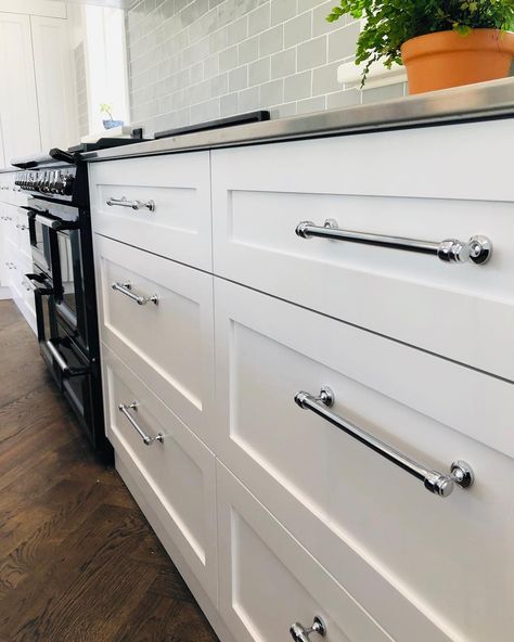 New Mayfair Kitchen Handles in Chrome on display in this stunning kitchen! Chrome Kitchen Hardware, Hampton Style Kitchen, Modern Cabinet Handles, Kitchen Knobs And Pulls, Sliding Glass Door Curtains, Cabinet Feet, Hamptons Kitchen, Cabinet Door Hardware, Kitchen Cupboard Handles