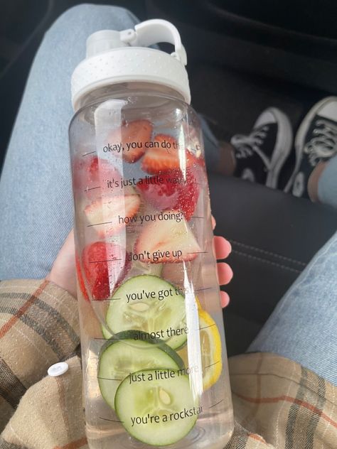 Healthy Water Recipes, Detox Waters, Healthy Water Drinks, Resep Smoothie, Fruit Infused Water, Detox Water Recipes, Healthy Water, Fruit Water, Healthy Food Motivation