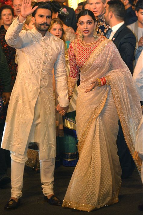 Deepika Padukone Wedding, Ranveer And Deepika, Ranveer Deepika, Wedding Shorts, White Sari, Reception Saree, Saree Hairstyles, Indian Couple, Couple Wedding Dress