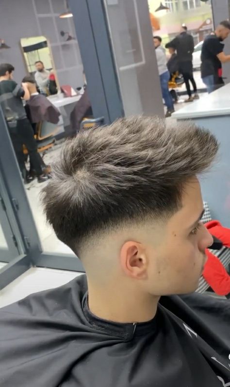 Mid Fade Quiff Haircut Men, Oval Men Hairstyle, Long Burst Fade, Quiff Mid Fade, Frosted Tips Hair Men, Best Fade Haircut For Men, Medium Fade Haircut, Summer Outfits Old Money, Quiff Hairstyles Men