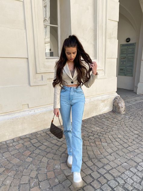 Cropped Blazer And Jeans Outfit, Crop Blazer And Jeans Outfit, Cropped Blazer And Jeans, Cropped Blazer Outfit Classy, Crop Blazer Outfit, Cropped Blazer Outfit, Jeans Blazer Outfit, Blazer Crop, Casual Tshirt Outfit