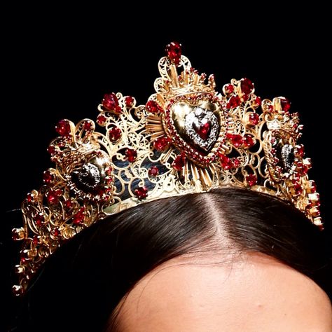 Queen material 👑 #crown #fashion #fairytale #highfashion #jewels Crown Women, Crown Aesthetic, Marissa Meyer, Heart Crown, Royalty Aesthetic, Red Crown, Royal Aesthetic, Red Stones, Queen Crown