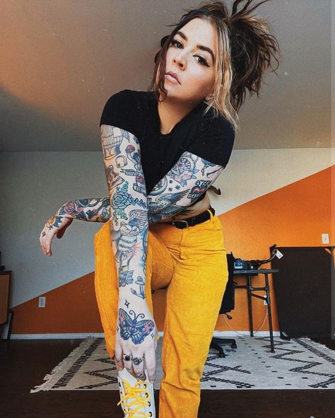 Alt Mom Hair, Tattoo Appointment Outfit, Alternative Office Fashion, Punk Mom, Cloth Inspiration, Grunge Looks, Hipster Looks, Stylist Outfit, Mommy Outfits