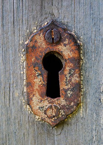 Antique weathered keyhole | re-pin by www.stone-age.co.uk | #antique #vintage #texture Rust Never Sleeps, Old Keys, Peeling Paint, Foto Tips, 수채화 그림, Rusty Metal, Old Doors, Beautiful Doors, Door Knockers