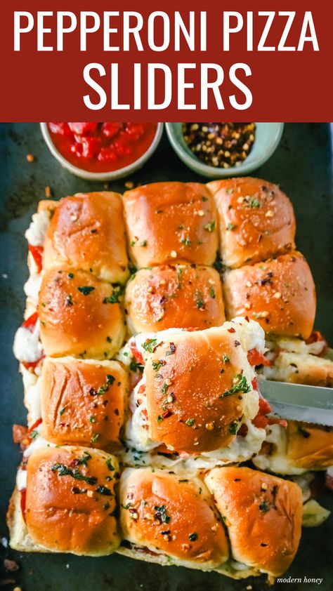 Pepperoni Sliders, Pepperoni Sandwich, Pepperoni Pizza Sliders, Chef Skills, Sliders Recipes Hawaiian Rolls, Pizza Sliders, Easy Slider Recipes, Pizza Slider, Hawaiian Roll Sliders