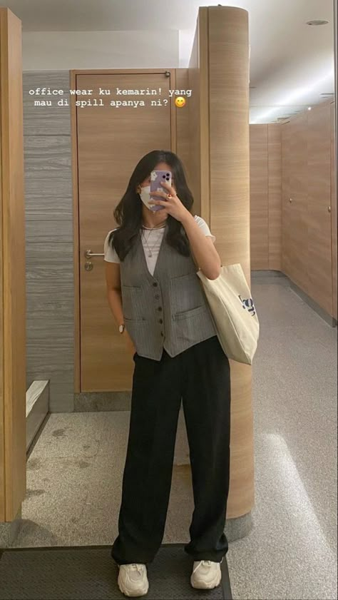 Office Wear Women Aesthetic, Office Ootd Casual, Black Pants Styling, Business Casual Vest Outfit, Nordstrom Employee Outfits, Menswear Outfits For Women, Outfit Gile, Back To Campus Outfits, Crochet Office Wear