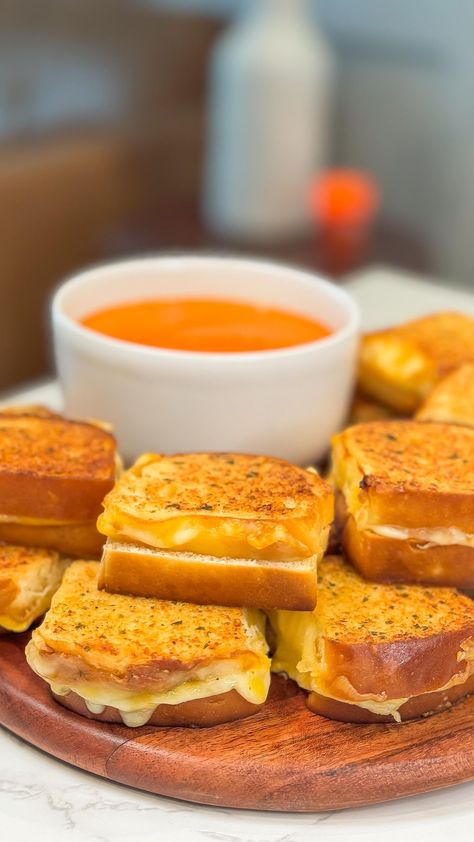 KING'S HAWAIIAN® | 🍞MINI RANCH GRILLED CHEESE BITES!🧀 Ingredients: -King’s Hawaiian Original Hawaiian Sweet Rolls -4 tbsp butter (softened) -2 tbsp… | Instagram Kings Hawaiian Grilled Cheese, Mini Grilled Cheese Hawaiian Rolls, Grilled Cheese Sliders Kings Hawaiian, Hawaiian Roll Grilled Cheese, Kings Hawaiian Recipes, Ranch Grilled Cheese, Hawaiin Appetizers, Grilled Cheese Sliders, Ranch Butter