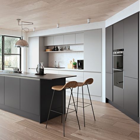 Möglichkeit, sollten wir uns dazu entscheiden, das Waschbecken nicht auf dem Tresen zu platzieren. Modern Grey Kitchen, Light Grey Kitchens, Modern Contemporary Kitchen, Серая Кухня, Handleless Kitchen, New Kitchen Designs, Grey Paint, Kitchen Interior Design Modern, Kitchen Door