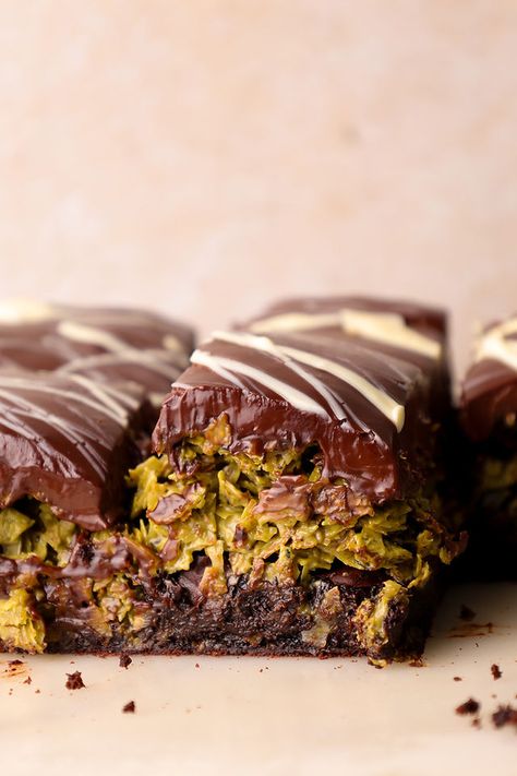 Dubai Chocolate Cake, Dubai Chocolate Bar, Pistachio Chocolate Cake, Pistachio Brownies, Savory Chocolate, Pistachio Cupcakes, Chocolate Cookie Bars, Dubai Chocolate, Chocolate Bar Recipe