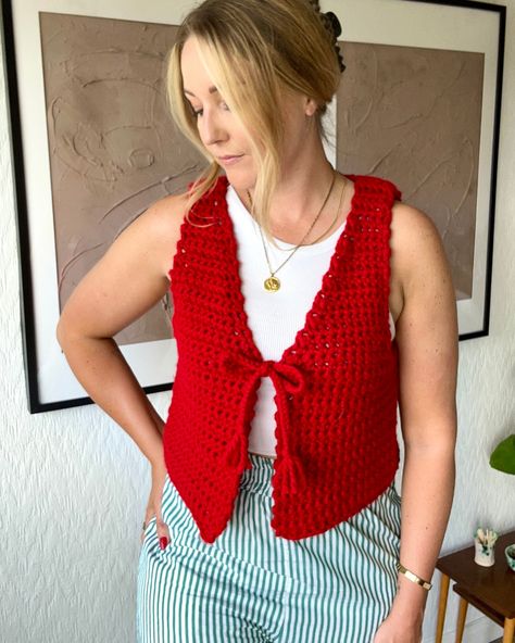 🌹🍓🍒 Red is having a moment this summer, and the Tessa tie front top in Merlot does not disappoint! 😍 What colour would you crochet yours in? PSA: If you can’t crochet, don’t worry… I couldn’t 3 months ago and now I can’t stop! So why not come on the journey with me and learn how with my series of beginner friendly tutorials, resources and kits 🧶 Tie Front Top Pattern, Crochet Vest Outfit, Boys Knitting Patterns Free, Crochet Sweater Vest, Vest Pattern Free, Crochet Tie, Knit Vest Pattern, Crochet Vest Pattern, Crochet Tops Free Patterns