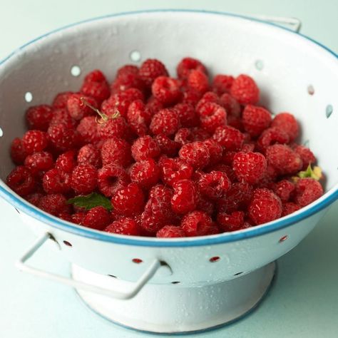 Raspberries are delicate, so it's important to wash them with care. Experts share how to wash raspberries so they aren't damaged, plus tips for effectively drying them. Wash Raspberries, Raspberry Cobbler, Entertaining Dinner, Produce Recipes, Raspberry Recipes, Red Raspberry, Late Spring, Raspberry Jam, Breakfast Brunch Recipes