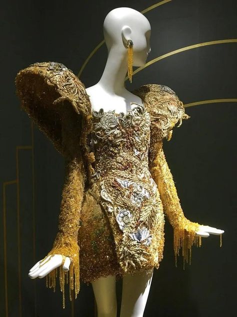 Spring Haute Couture, Classy Fashion Chic, Fashion Show Themes, Guo Pei, High Fashion Couture, Quirky Fashion, Fashion Inspiration Design, Gala Dresses, Fashion Images